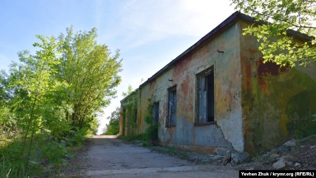 От большинства построек на территории военного городка остались только стены