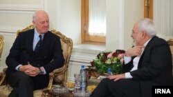 Eýranyň daşary işler ministri Mohammad Jawad Zarif (sagda) we BMG-niň Siriýa boýunça wekili Staffan de Mistura. 10-njy ýanwar, 2016 ý.