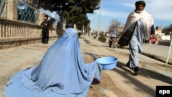 تصویر آرشیف: یک بانوی نیازمند به کمک در یکی از ولایات افغانستان 