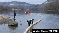 Chiar dacă starea de alertă de mediu nu va fi prelungită, autoritățile afirmă că specialiștii vor monitoriza zilnic sectorul afectat al Nistrului pentru a menține în stare bună și a înlocui periodic cele 22 de baraje de pe râu.