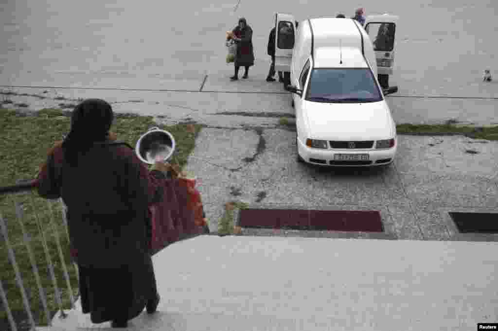 Volunteers bring free food to the inhabitants of the abandoned school.