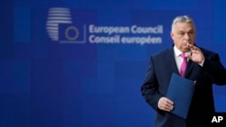 Orbán Viktor 2023. december 14-én az EU-csúcstalálkozóra érkezik az Európai Tanács brüsszeli épületébe