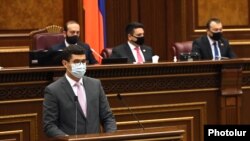 Armenia -- Deputy Justice Minister Rafik Grigorian presents a government bill on coronavirus-related restrictions to lawmakers, September 4, 2020.