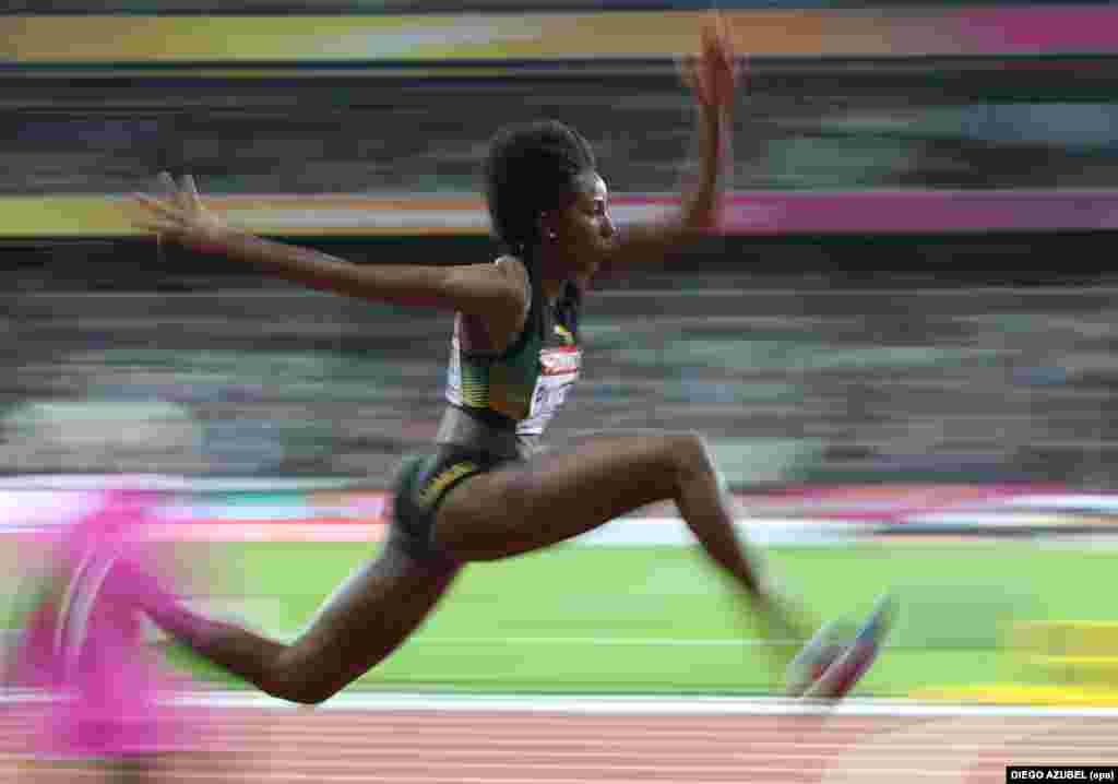 Shanieka Ricketts nga Xhamajka duke vrapuar gjatë finales së kërcimeve të trefishta, gara për femra në Kampionatin Botëror të Atletikës IAAF në Londër.