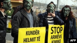 Демонстранти в протигазах і з табличкою з написом «Стоп хімічній зброї» біля будівлі посольства Албанії в в Скоп'є, 14 листопада 2013 року