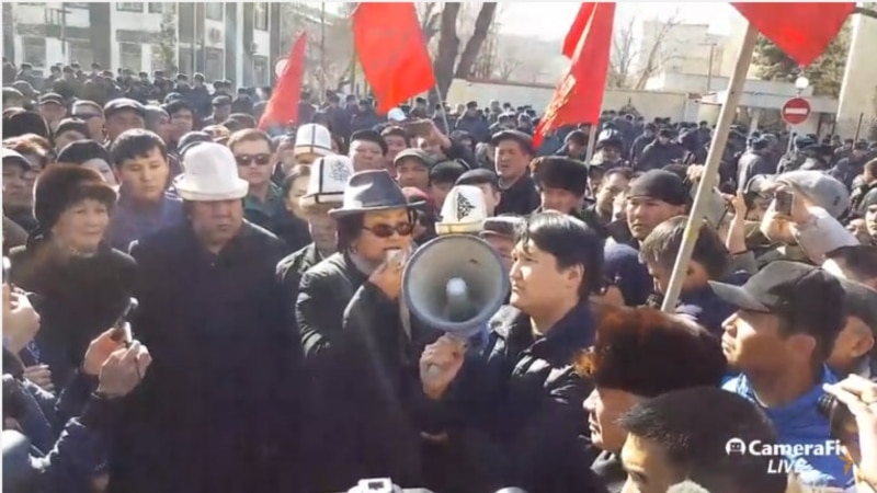 Роза Отунбаева выступила на митинге в защиту Текебаева