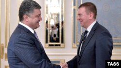 Президент України Петро Порошенко (ліворуч) і латвійський міністр закордонних справ Едгарс Рінкевічс, Київ, 16 липня 2014 року