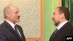 Belarusian President Alyaksandr Lukashenka (left) with Israeli Foreign Minister Avigdor Lieberman in Minsk on June 4.