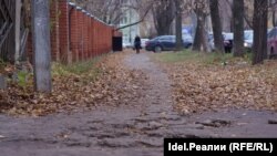 Тротуар, ведущий к школе-интернату для детей с ДЦП