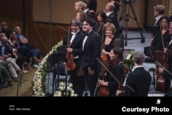 Cristian Măcelaru la finalul simfonicului Royal Concertgebouw de la Sala Palatului alături de concertmaestrul Liviu Prunaru