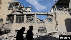 Частично разрушенное в результате удара здание в Тегеране. 3 марта 2026 года