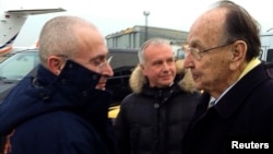 20 декабря в Германии Михаила Ходорковского встречал бывший вице-канцлер ФРГ Ганс-Дитрих Геншер, добивавшийся освобождения бывшего главы ЮКОСа