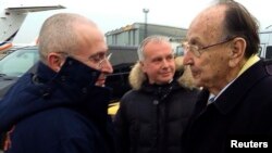 М.Ходорковский (ч) ва Германиянинг Озод демократик партияси раҳбари Ханс-Диетрих Геншер, Берлин ш., 2013 йил 20 декабрь.