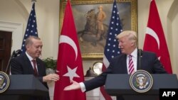 Президенты Турции и США Реджеп Тайип Эрдоган (слева) и Дональд Трамп во время встречи с журналистами, 16 мая 2017 года.