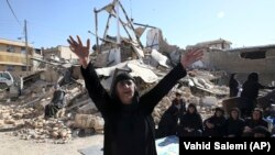 A woman mourns at an earthquake site in Sarpol-e-Zahab in western Iran, November 14, 2017