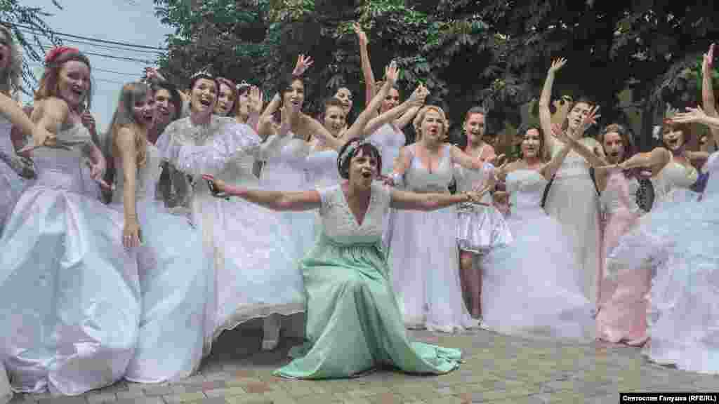 Парад невест на Привокзальной площади