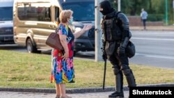 Imagine generică cu protestatari și forțe de ordine la Minsk. 10 august 2020