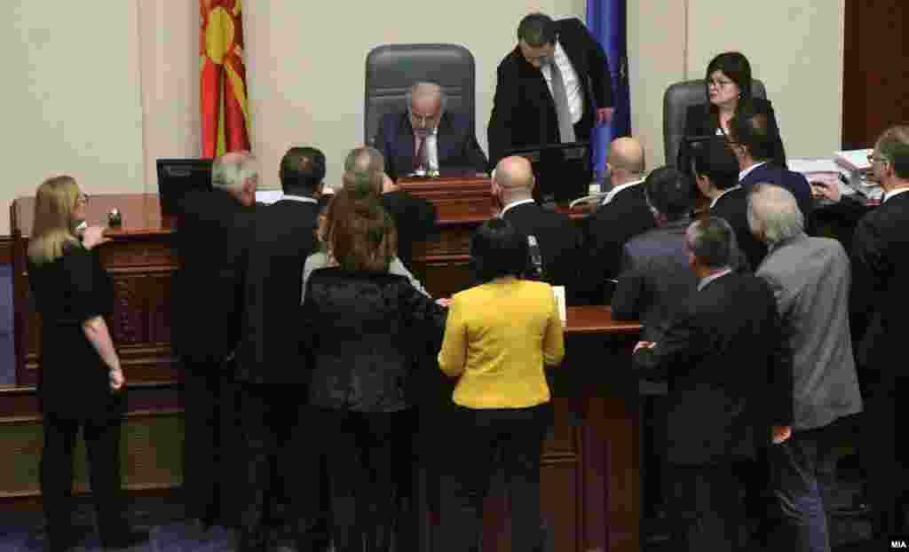 МАКЕДОНИЈА - Претедателот на Собранието Талат Џафери изјави дека претедателот Ѓорге Иванов ќе ги прекрши уставните одредби доколку не го потпише указот за прогласување на Законот за јазиците. Тој не сакаше да коментира што ќе се случи ако Иванов да не го потпише законот.