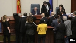 Ka pasur tensione në seancën kur është miratuar Ligjin për gjuhët. Deputetët e VMRO-s i janë afruar karriges së kryeparlamentarit Talat Xhaferi, për ta parandaluar atë të mbajë seancën