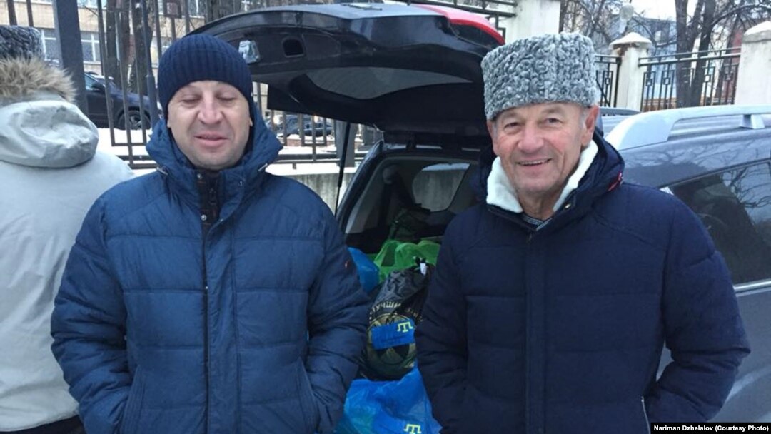 Активисты и собранные ими передачи для моряков