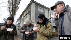 Раздача бесплатных обедов бездомным в Ставрополе.