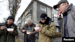 Ставропольде үйсіз адамдар тегін берілген түстік ас ішіп тұр, Ресей (Көрнекі сурет). 