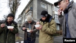 Бездомные мужчины за обедом, предоставленным благотворительной организацией. Ставрополь, ноябрь 2014 года.