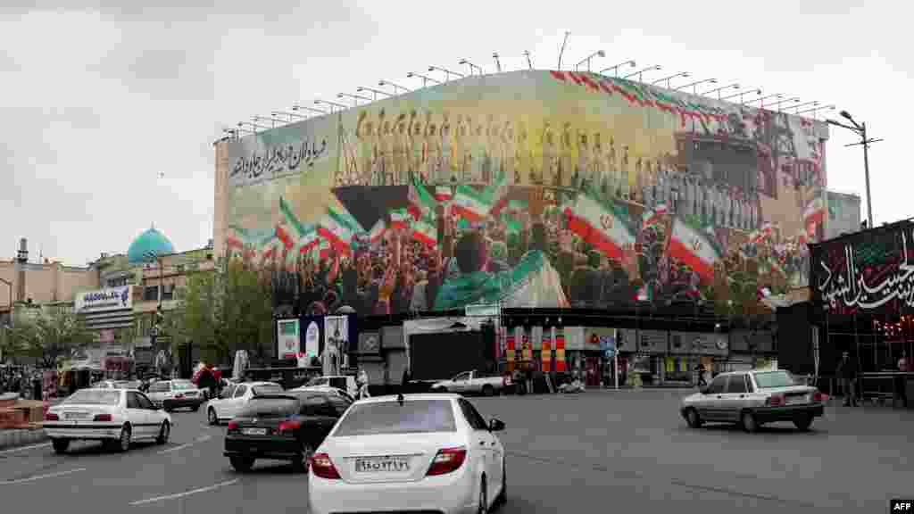 Spomen-bilbord u centru Teherana prikazuje članove posade iranskog ratnog broda IRIS Dena, koji je potopila podmornica američke mornarice u Indijskom okeanu 4. marta.