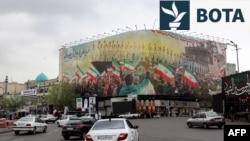 Një bilbord në Teheran dedikuar një lufanijeje iraniane të fundosur nga një nëndetëse e marinës amerikane. 25 mars 2026. 