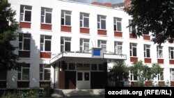 Москвадаги 311-ўрта мактаб (суратда) директори Андрей Безродних ўзбек қурувчилари ишига нисбатан мутлақо эътирози йўқлигини айтади.