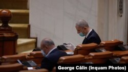 Eliminarea pensiilor speciale a devenit o nucă tare pentru liderii tuturor partidelor din Parlament 