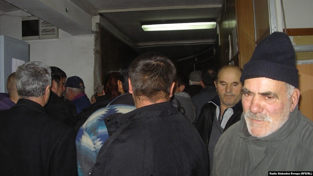 Долги редови и турканици за вадење лични докумнети во Куманово, јануари 2012