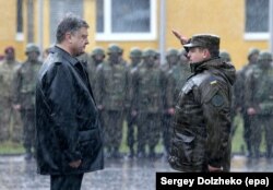 Petro Poroșenko salutat de militari in timpul unor manevre comune cu trupe poloneze.