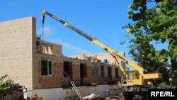 Будынак, зруйнаваны падчас узброенага канфлікту на ўсходзе Украіны.