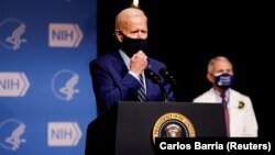 Președintele american, Joe Biden, într-o vizită la Institutul Medical din Bethesda, Maryland, 11 februarie 2021.