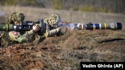 یک سرباز اوکراینی در حال شلیک یک موشک ضد تانک در جریان رزمایشی نظامی