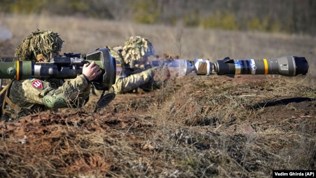 Український військовослужбовець стріляє зі шведсько-британської протитанкової керованої ракети NLAW під час вишколу в Донецькій області, 15 лютого 2022 року