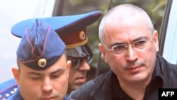 Михаил Ходорковский под конвоем. 16 сентября 2009 года.