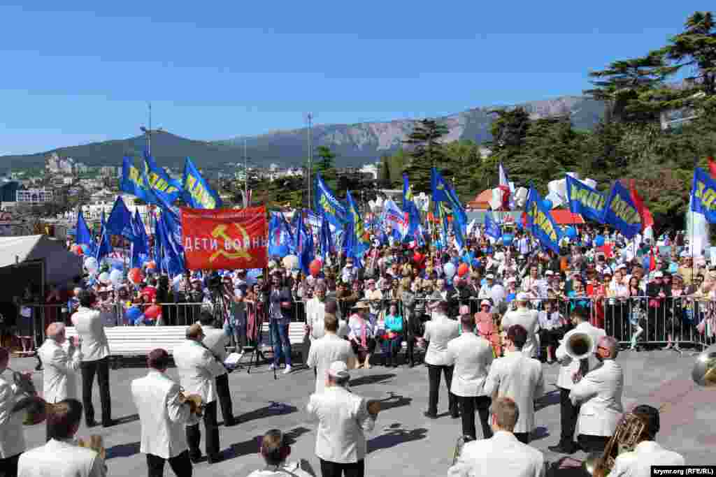 У демонстрації також взяли участь представники ялтинських національних громад, дитячих спортивних секцій та політичних партій