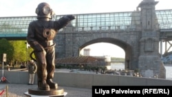 Скульптура Леонида Тишкова "Водолаз-Маяк" на Пушкинской набережной в Москве 