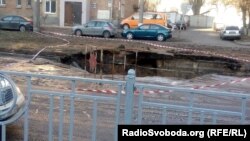 Асфальт провалився на вулиці Народного ополчення в Києві