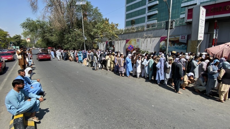 د افغانستان بانک: اوونۍ کې ۴۰۰ ډالر یا ۳۰ زره افغانۍ له خپل حسابه ایستلی شئ