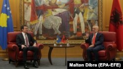 Premierul kosovar Albin Kurti (stânga) şi președintele Albaniei, Ilir Meta. Tirana, 11 februarie 2020