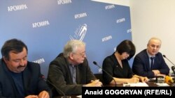 Михаил Панов справа