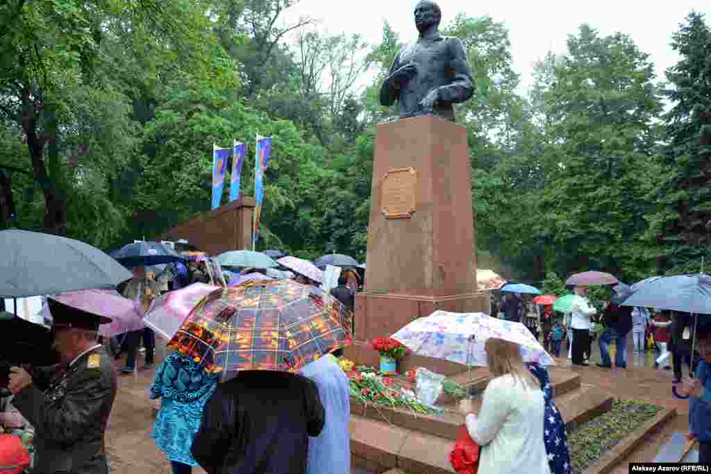 Алматыдағы &laquo;Мәңгілік полк&raquo; шеруіне қатысушылар мен бұл күні саябаққа қыдырып келген адамдар Совет Одағының батыры генерал Иван Панфилов ескерткішіне гүл қойды.