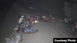 Митингующие остались на ночь на месте проведения акции.