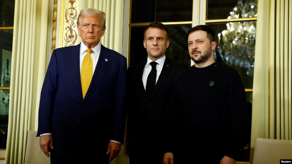 Tổng thống Pháp Macron (giữa) gặp Tổng thống đắc cử Hoa Kỳ Donald Trump (trái) và Tổng thống Ukraine Volodymyr Zelenskiy tại Paris vào ngày 7 tháng 12.