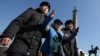 Полиция наразы азаматты көлікке күштеп салуға әкетіп барады. Алматы, 1 наурыз 2020 жыл.