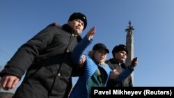Полиция митинг орнынан белсендіні ұстап барады. Алматы, 1 наурыз 2020 жыл. 