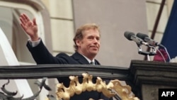 Вацлав Гавел вітає своїх прихильників після оголошення результатів виборів у Чехословаччині, на яких його – дисидента і драматурга – обрали президентом. Прага, 29 грудня 1989 року